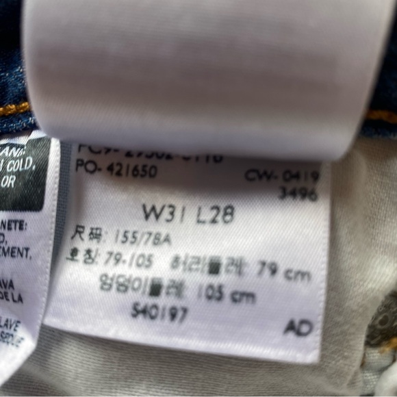 Levis 31/28 premium woman’s button fly classic straight jeans. - Picture 4 of 7